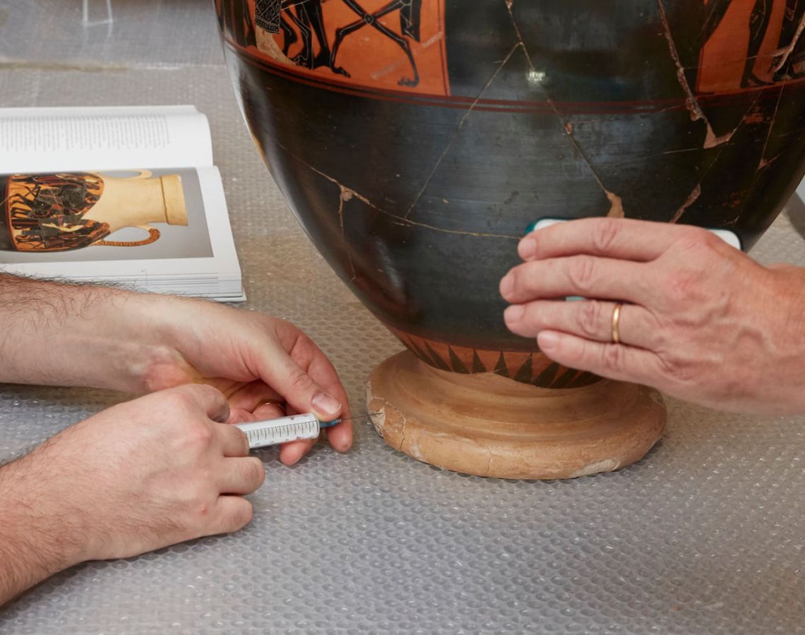 Aufbereitung einer Amphore des Exekias für die Ausstellung 